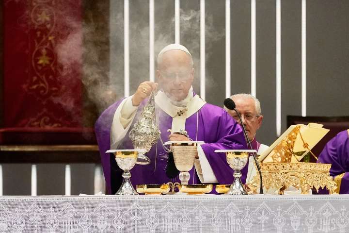 León XIV oficia su primera misa en Turquía tras visita a celebre mezquita