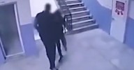 ¡Lo aventó por las escaleras! En Turquía captan a director empujando a estudiante con autismo