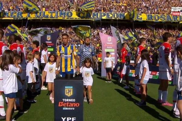 Protesta: los jugadores de Estudiantes le hicieron el pasillo a los de Rosario Central... ¡de espaldas!