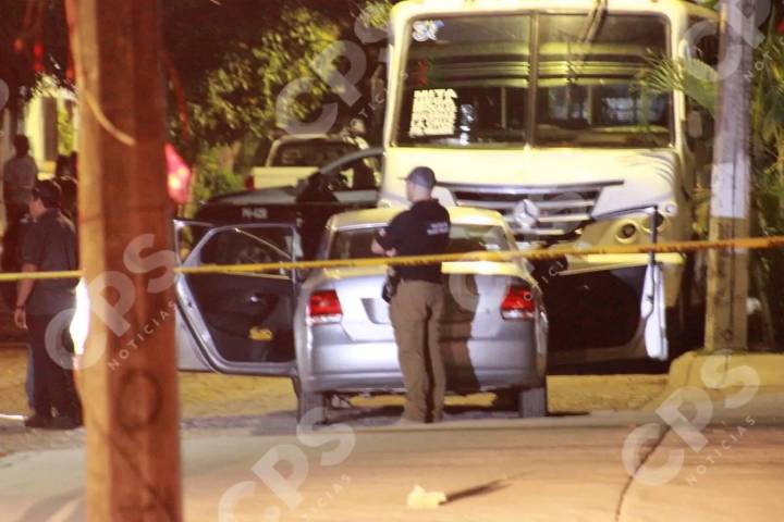 Hombre es asesinado dentro de un vehículo en la colonia Agua Azul