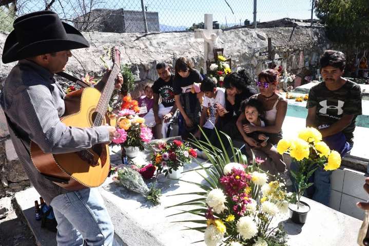 Farafara, cheve y recuerdos: la vida se asoma entre las tumbas de Saltillo
