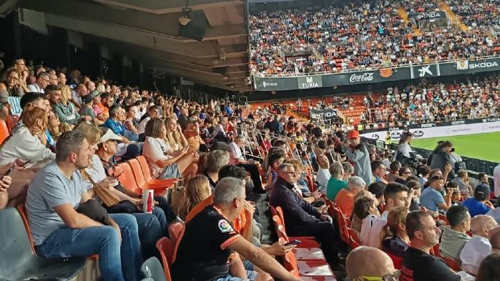 Revolución en el sector 5 de Mestalla: "Queremos al racista fuera del estadio"