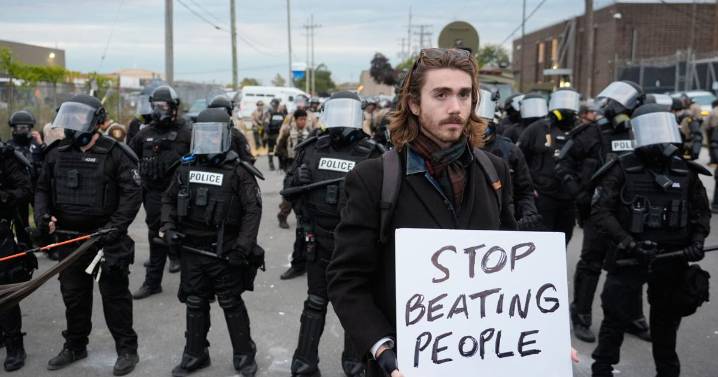 Judge to hear arguments as advocates sue feds over conditions at Chicago