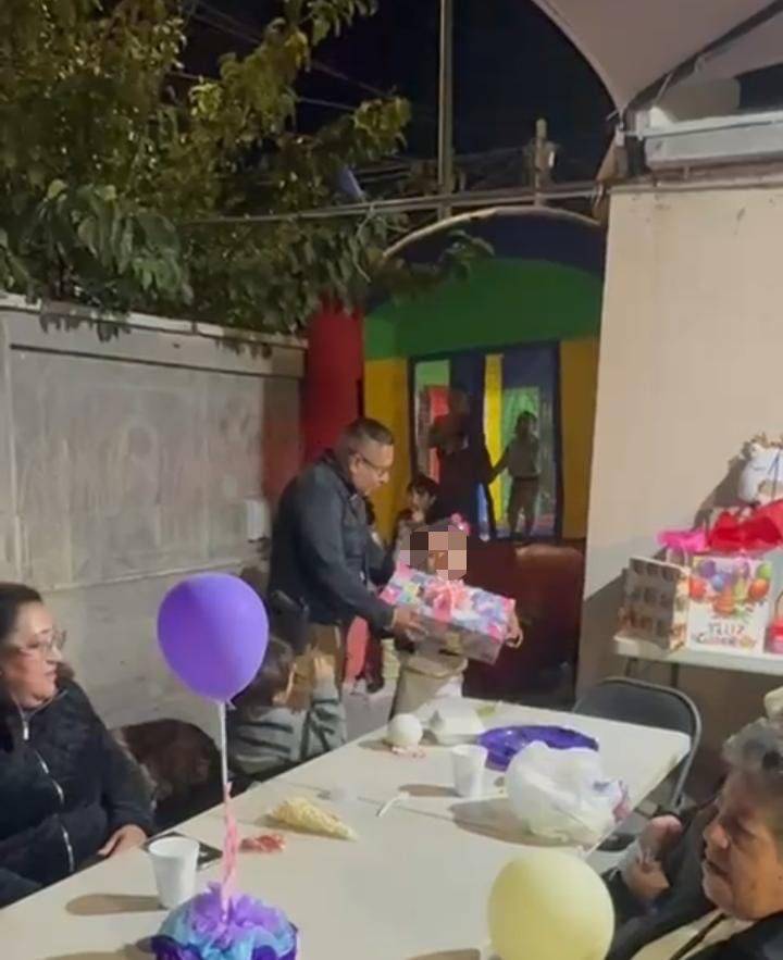 Policías municipales llevan alegría a una niña en su cumpleaños solitario