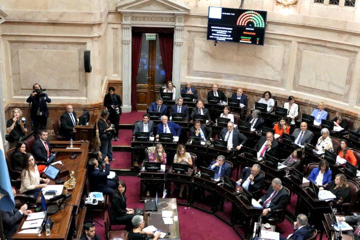 Senado. Firman el dictamen de reglamentación dura de los DNU, pero el kirchnerismo sorprende y modera su postura