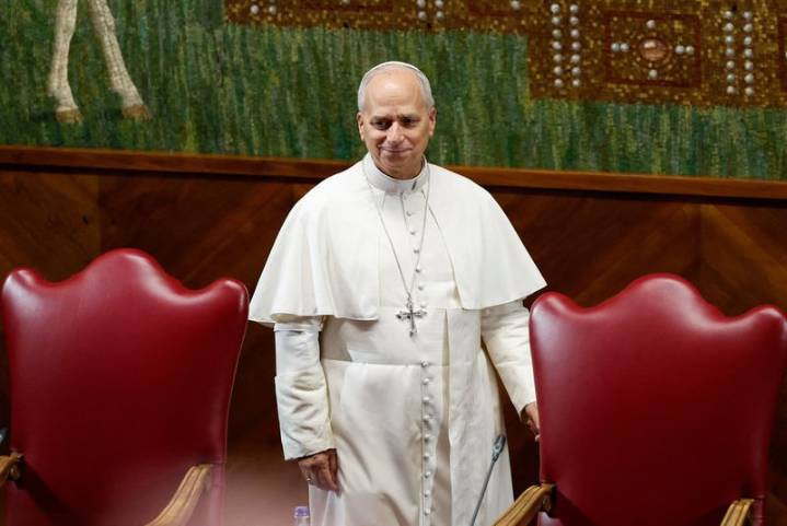 Pope Leo gets gift of Chicago beer from Illinois governor Pritzker