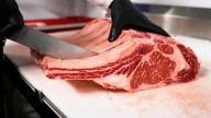Trump acusa a empacadoras de carne extranjeras de inflar precios en EEUU y pide investigación