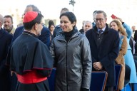 Ayuso recibe el alta tras abandonar la misa de la Almudena en ambulancia por una fuerte gastroenteritis