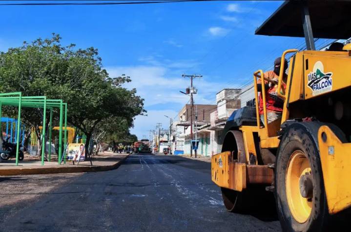 Más obras de asfaltado en el municipio Miranda