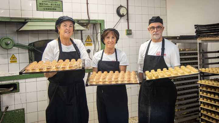 El mazapán de Soto, el único que se hornea con leña de roble desde 1870