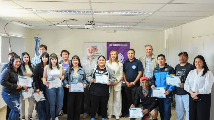 Entregaron certificaciones en colocación de adoquines