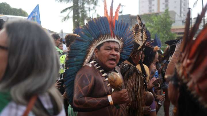 Manifestantes Indígenas Protestan e Irrumpen en la COP30 de Brasil