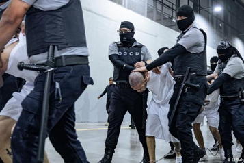 Denuncia HRW torturas a migrantes venezolanos en megacárcel de El Salvador