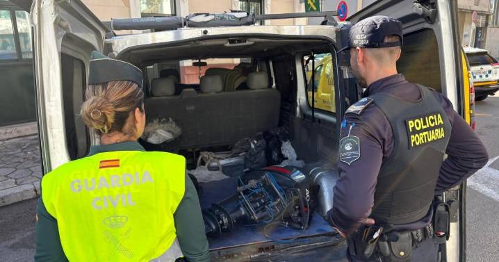 Investigan a dos trabajadores del puerto de Palma por robar el motor de una patera que estaba bajo custodia