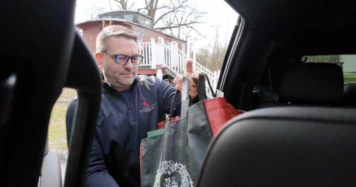 'Here to support you': Route 20 Ice Cream turns refrigerators into 'Gratitude Groceries'