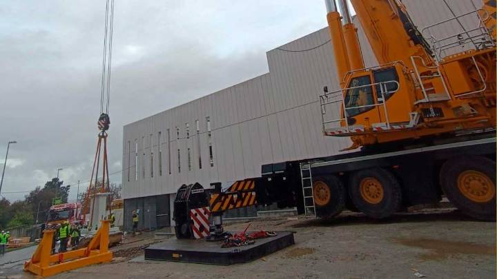 El Centro de Protonterapia de Galicia avanza con la instalación del primer componente clave del ‘Proteus ONE’