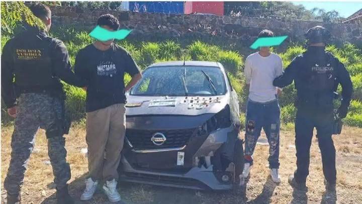 Caen dos hombres tras persecución en pleno centro de Yuriria