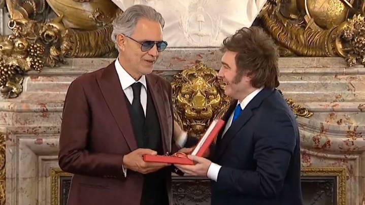 Mientras Spagnuolo se presentaba en Comodoro Py, Javier Milei condecoró a Andrea Bocelli