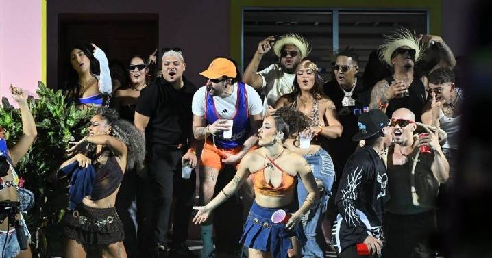 Juan Soto y 'Alofoke' sorprenden al público al unirse a Bad Bunny en La Casita