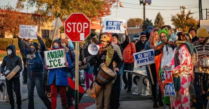 Judge signals hundreds of people detained in immigration crackdown in Chicago could be released