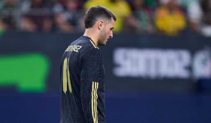 Lo quieren fuera: AC Milan le busca acomodo a Santiago Giménez en la Premier League