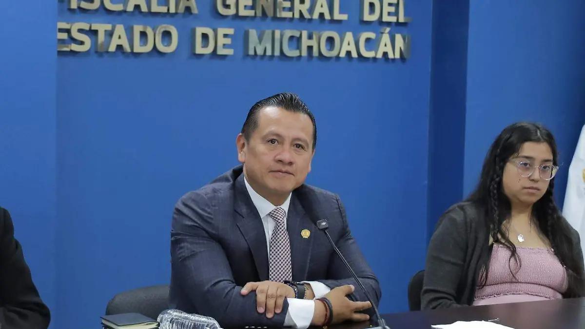 Policías de Ario de Rosales eluden detención por presunto feminicidio al declararse enfermos