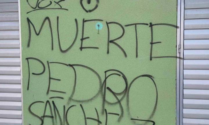 “Muerte Pedro Sánchez” y “Viva Franco”: un colegio del Actur amanece lleno de pintadas