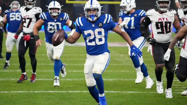 Jonathan Taylor sets Colts TD record, runs for 244 yards in win