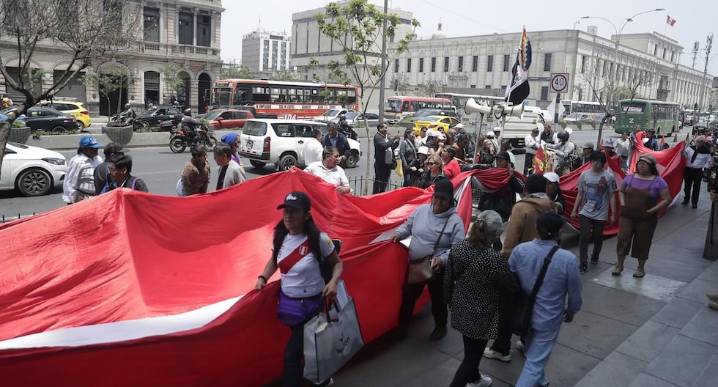 Manifestantes llegaron a exteriores de la sede de la Fiscalía ante eventual ingreso de Delia Espinoza