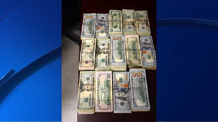 Incautan 70 mil dólares sin declarar a conductor que intentaba cruzar a México