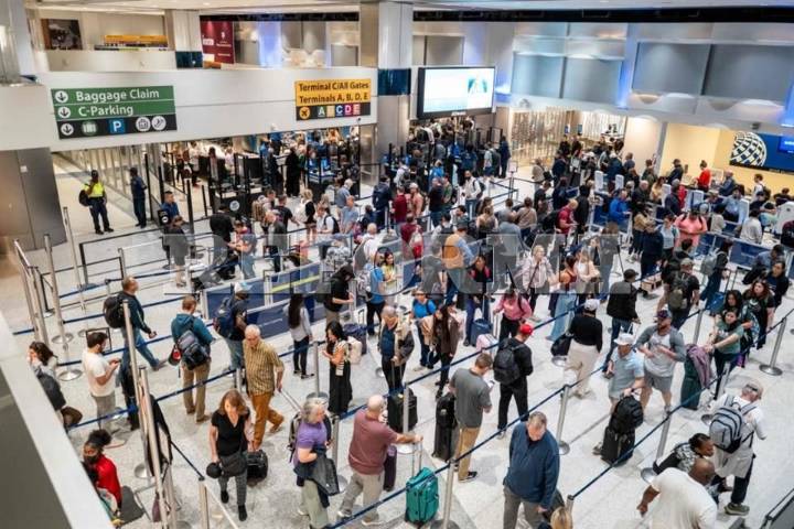 Afectan a usuarios cancelaciones de cientos de vuelos en EU