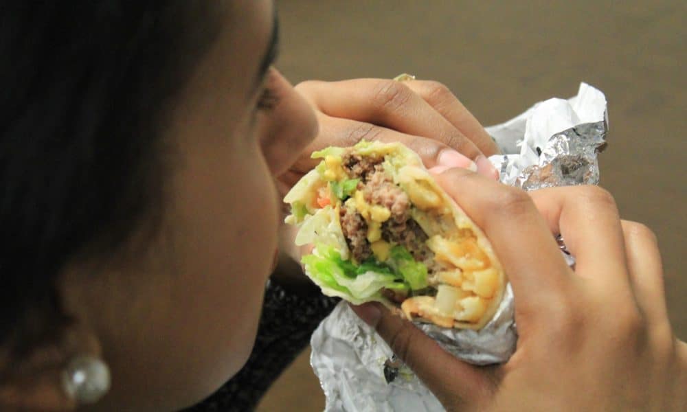 Consumo de ultraprocesados explicaría aumento de cáncer de colon en jóvenes, según estudio