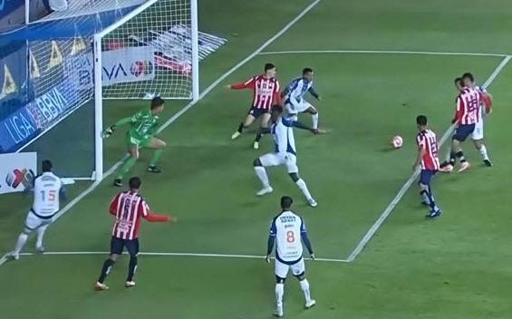 Chivas vence a Pachuca y apunta a la Liguilla