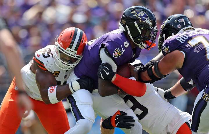 Lamar Jackson sits out practice Wednesday with a sore knee as the Ravens prepare to visit the Browns on Sunday