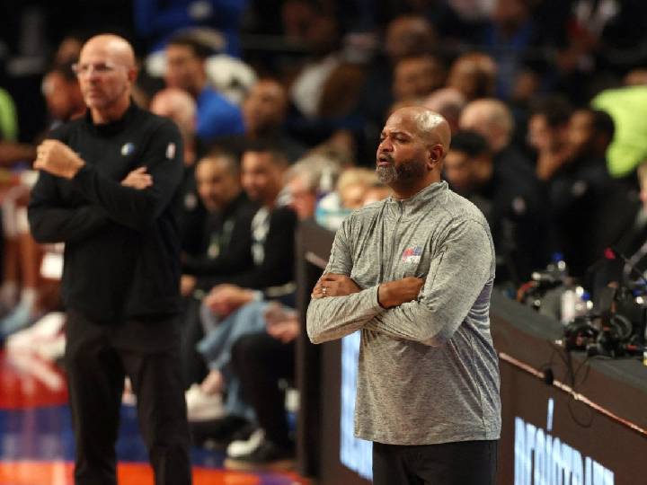 El coach de Detroit celebra a sus chicos en México