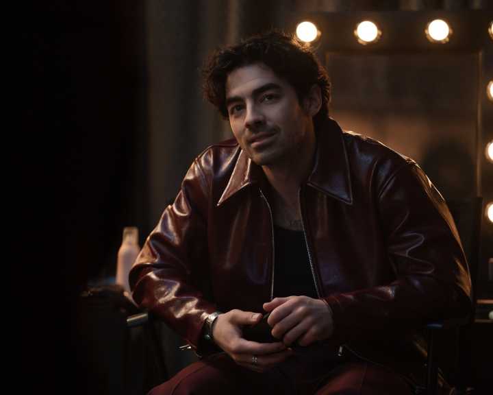 Joe Jonas Gets Called a 'Womanizer' in New Jonas Brothers Holiday Movie