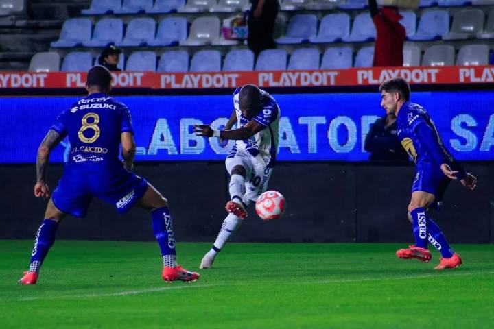 Pachuca aplasta las ilusiones de Pumas y avanza en el play