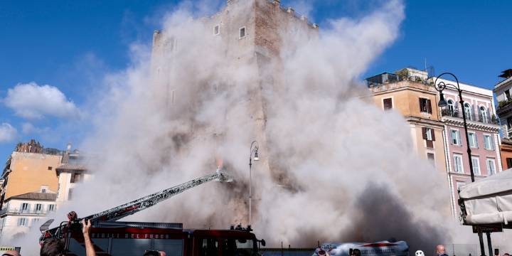 El derrumbe en una torre medieval de Roma dejó un herido grave y un trabajador atrapado entre los escombros