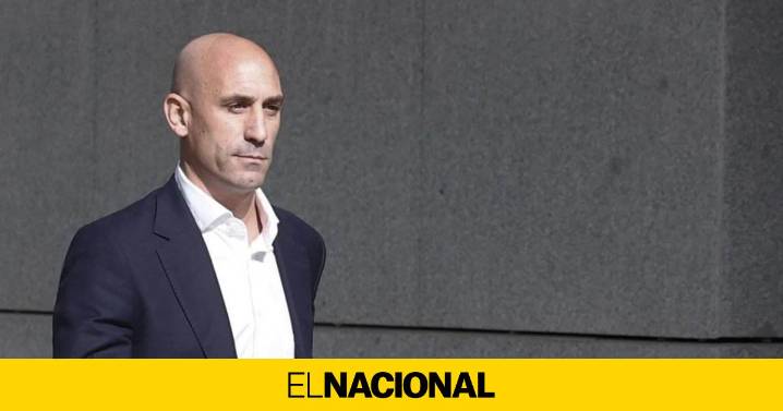 VÍDEO | Atacan con huevos a Luis Rubiales en la presentación de su libro: "Suerte que me han parado"