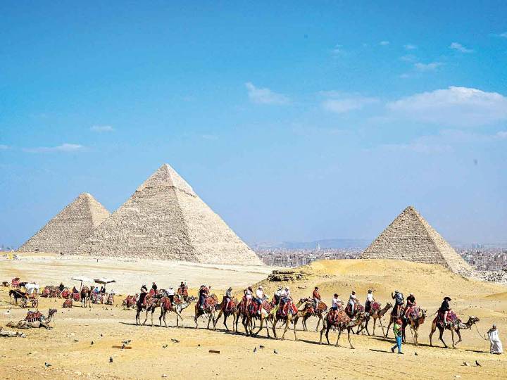 Infringen ley egipcia: detienen a turistas por desnudo en pirámides