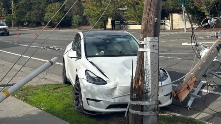 Suspected drunk driver crashes into power pole in Santa Rosa