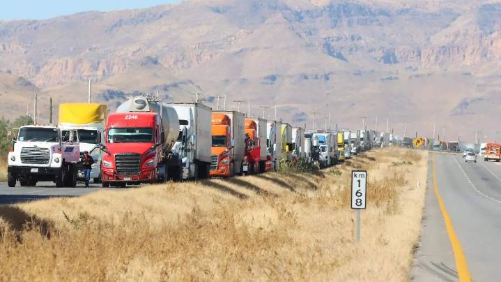 Bloqueos carreteros en Chihuahua generan filas kilométricas y molestia entre conductores