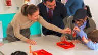 Madrid impulsa un programa piloto para integrar escuelas infantiles en residencias de mayores