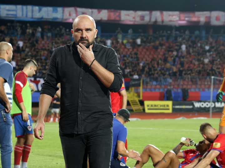 Conmoción en el fútbol de Serbia: un entrenador murió en pleno partido tras sufrir un infarto