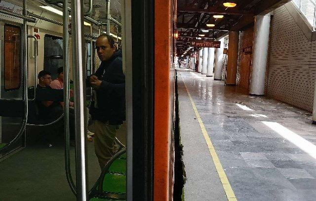 Usuarios denuncian demora generalizada en el Metro CDMX durante este lunes