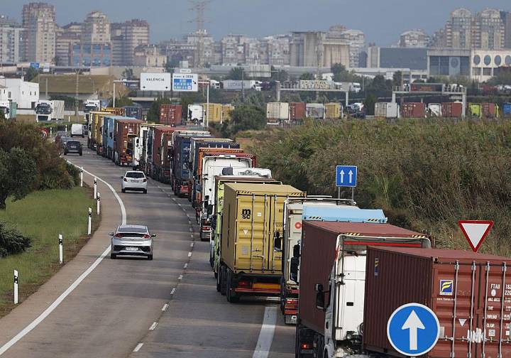 Alarma en las carreteras: la falta de camioneros pone en peligro el auge del consumo