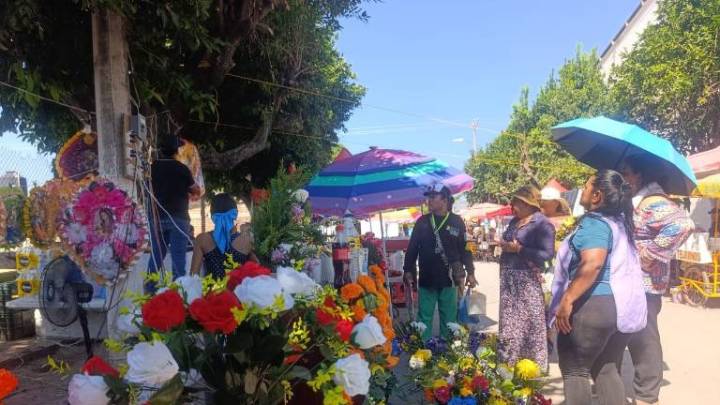 Escuinapa honra a sus difuntos entre flores, música y convivencia en el panteón Benito Juárez