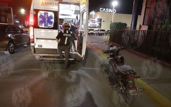 Conductor arrolla a motociclista y se da a la fuga