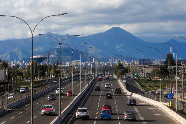 Carabineros entrega balance en el inicio del fin de semana largo: cinco fallecidos y más de 155 mil vehículos fuera de la Región Metropolitana