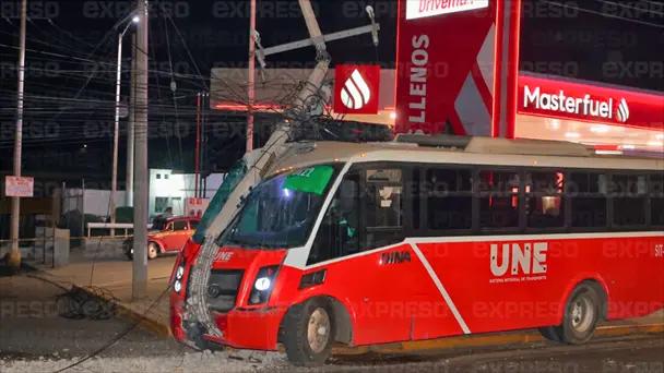 Hermosillo: camión urbano choca contra poste; 6 lesionados